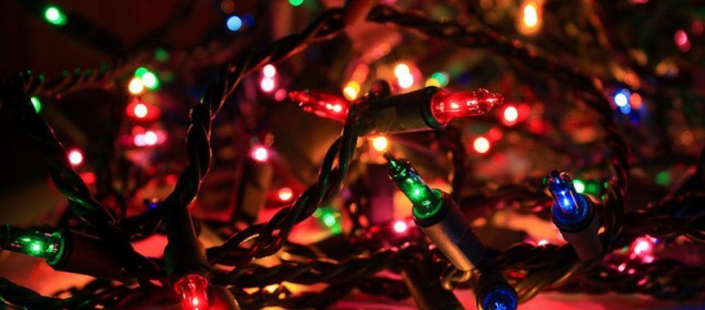 Κι όμως τόσα χρόνια στολίζατε λάθος τα λαμπάκια στο δέντρο – Το βίντεο που έγινε viral (βίντεο)