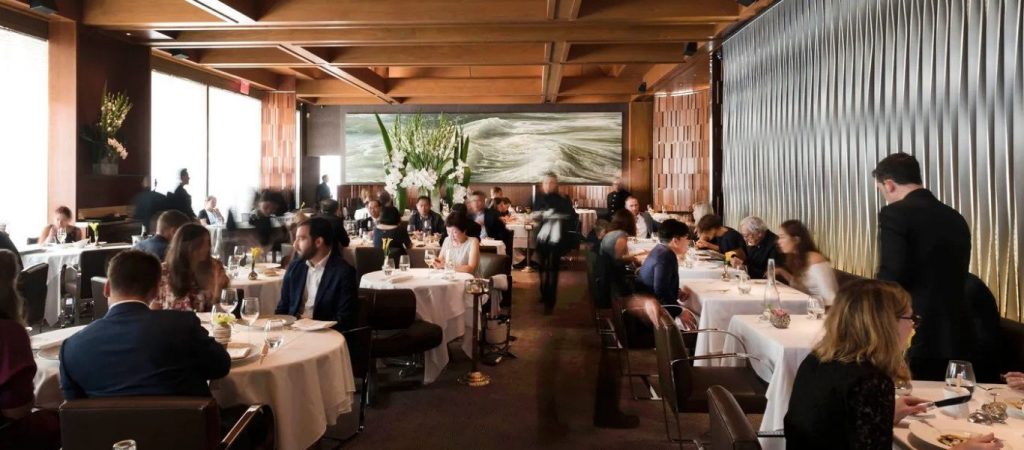 «Όχι» από τους Γάλλους επιχειρηματίες της εστίασης στον έλεγχο ταυτοπροσωπίας των πελατών τους