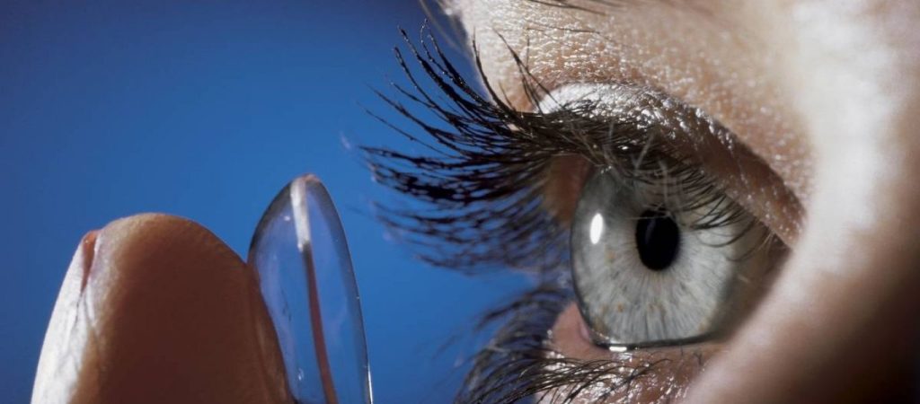 Αυτό είναι το λάθος που κάνετε με τους φακούς επαφής και βλάπτετε την υγεία σας