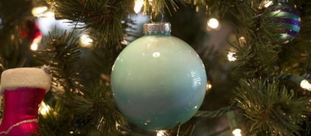 Έχετε αναρωτηθεί; – Γιατί κρεμάμε μπάλες στο χριστουγεννιάτικο δέντρο;