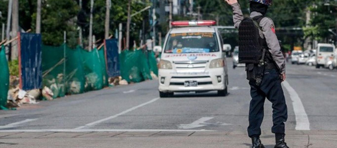 Μιανμάρ: Επίθεση εναντίον αυτοκινήτων στο Χπρούσο – Τουλάχιστον 30 νεκροί