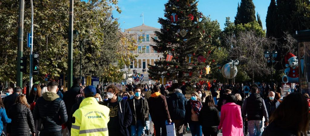 Κοσμοσυρροή στο κέντρο της Αθήνας ανήμερα των Χριστουγέννων