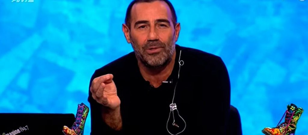 «Χαμός» με τις ερωτικές ταινίες του Αντώνη Κανάκη – Τα σποτ που προκάλεσαν αντιδράσεις (βίντεο)