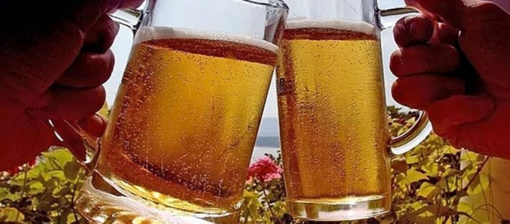 Εντυπωσιακό: Ποτήρια γεμίζουν με μπύρα… από κάτω! (βίντεο)