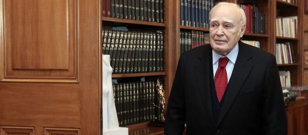 Τριήμερο πένθος για τον θάνατο του Κάρολου Παπούλια – Δημοσία δαπάνη η κηδεία του