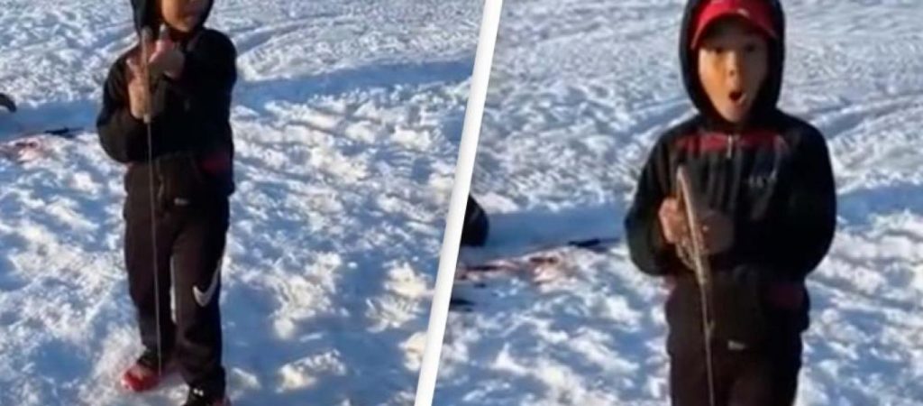 Πιτσιρικάς πιάνει ψάρι που έχει ίδιο ύψος με εκείνον και γίνεται viral (βίντεο)