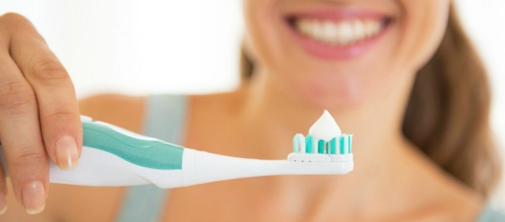 Ο σωστός τρόπος για να καθαρίζετε την ηλεκτρική σας οδοντόβουρτσα