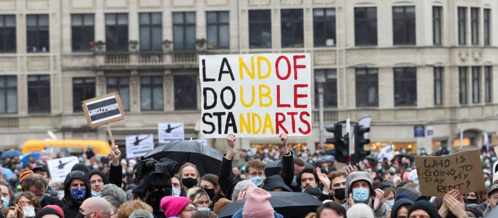 Βέλγιο: Ανυπακοή και αντιδράσεις και μέσα από την κυβέρνηση για τα νέα απαγορευτικά μέτρα COVID