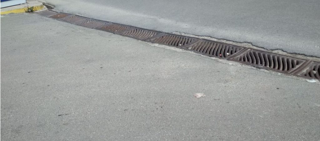 Τρίπολη: Νεαροί έκλεβαν σχάρες από τα φρεάτια ομβρίων και τις πουλούσαν για… σκραπ!