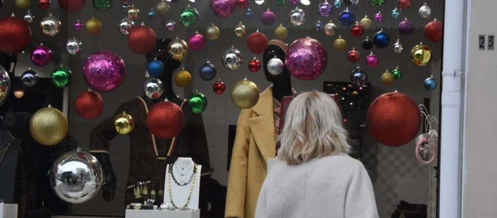 Εορταστικό ωράριο: Τι ώρα κλείνουν τα καταστήματα – Τι ισχύει για τα σούπερ μάρκετ