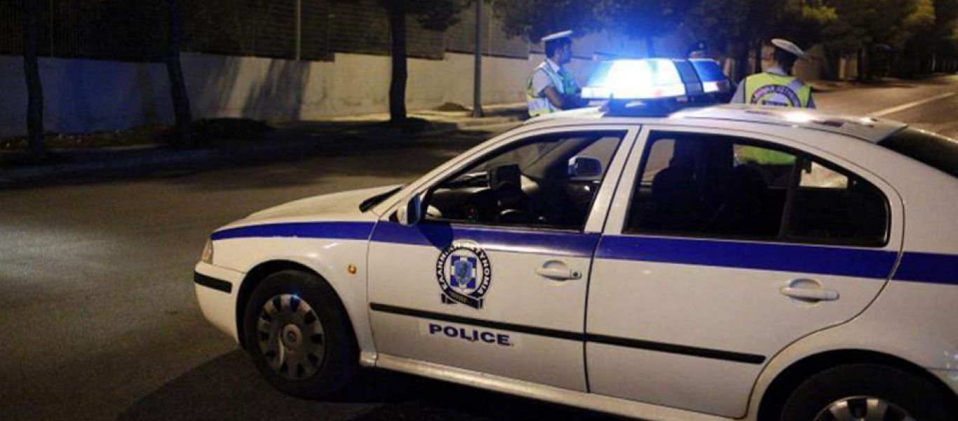 Πεντέλη: Άνδρας με τσεκούρι απείλησε αστυνομικούς – Διέφυγε σε ταράτσα και πετάει αντικείμενα στον δρόμο