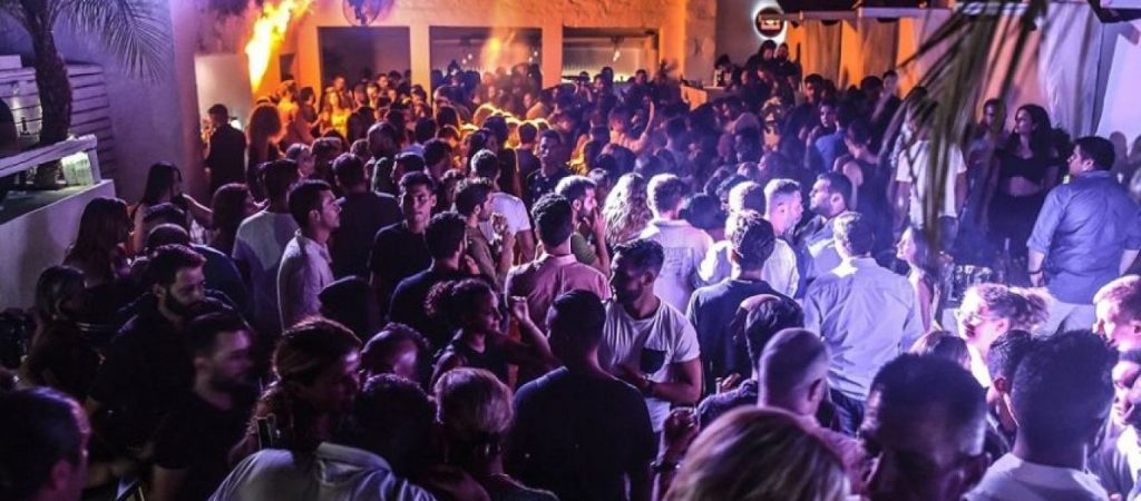 Αντιδρούν επιχειρηματίες εστίασης στα νέα μέτρα COVID: «Κλείνουμε όταν ξεκινά η δουλειά»