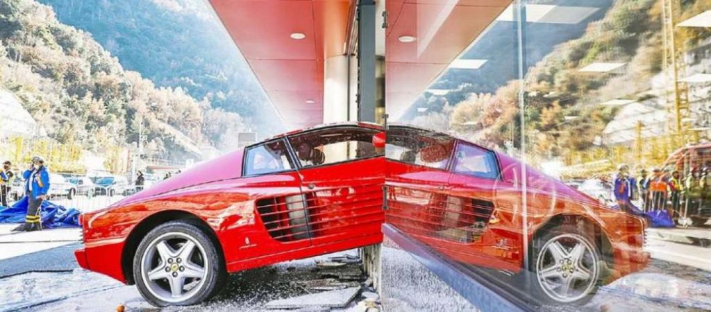 Ηλικιωμένος «μπούκαρε» σε εμπορικό κέντρο με τη Ferrari του μέσα… από την τζαμαρία (βίντεο)