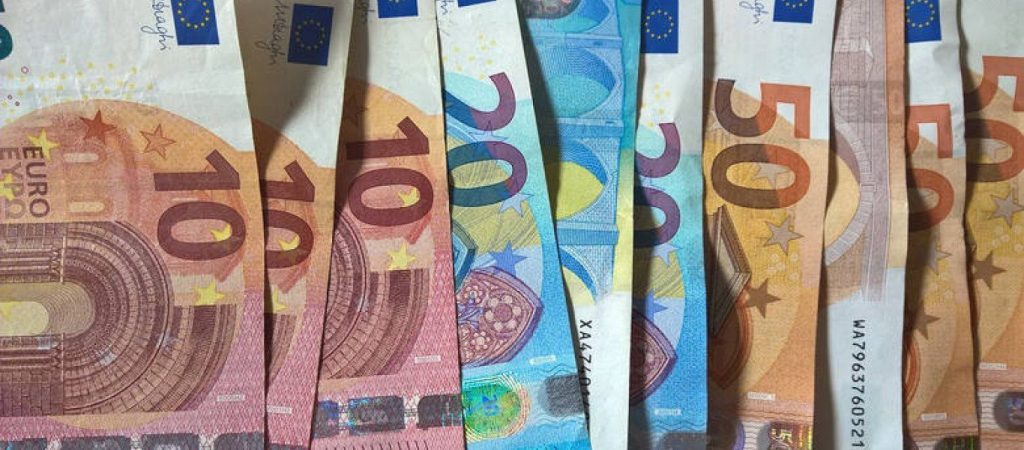 Υπ.Οικονομικών: Την Τετάρτη η καταβολή της έκτακτης ενίσχυσης των 250 ευρώ σε χαμηλοσυνταξιούχους