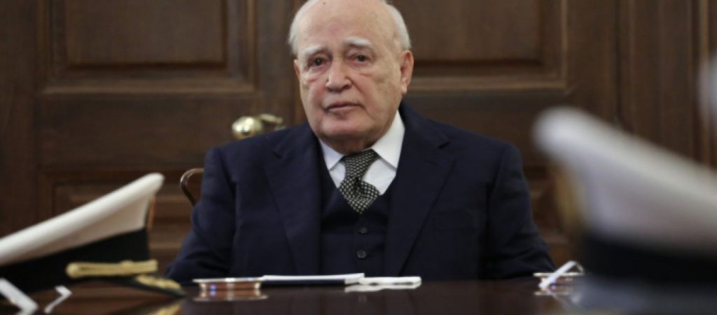 Την Τετάρτη η εξόδιος ακολουθία του Κ.Παπούλια – Θα γίνει με τιμές αρχηγού κράτους