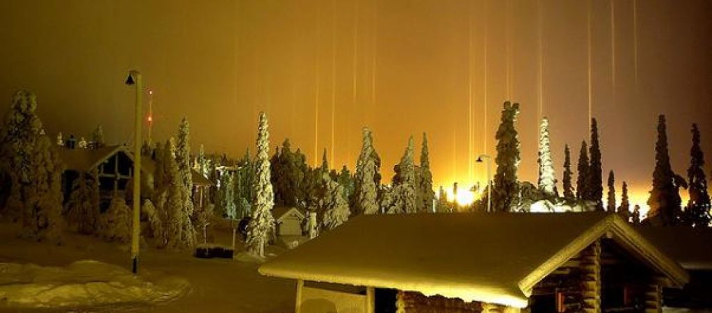 Στήλες Φωτός: Το εντυπωσιακό φυσικό φαινόμενο που είναι σαν σκηνικό βγαλμένο από ταινία (φωτο)