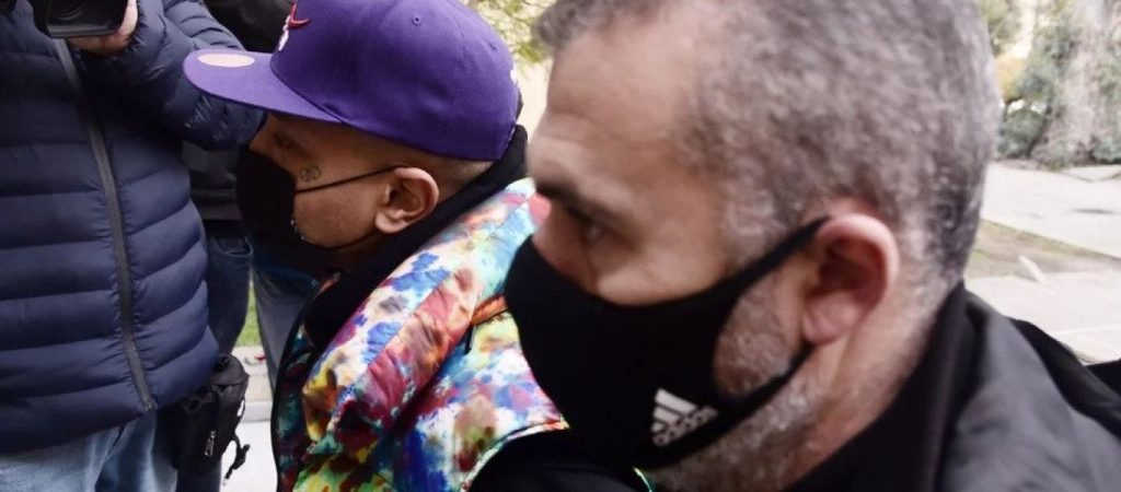 Με χειροπέδες στον ανακριτή ο Light – Του ασκήθηκε ποινική δίωξη – Παραπέμφθηκε στο αυτόφωρο (φωτό)