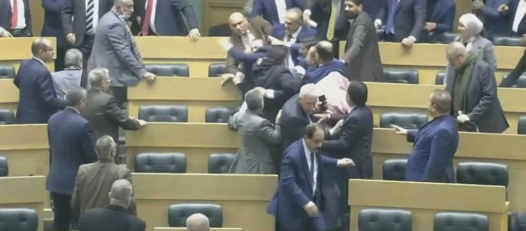 Σκηνές… ροκ στην Ιορδανία: Πιάστηκαν στα χέρια οι βουλευτές για την ισότητα με τις γυναίκες (βίντεο)