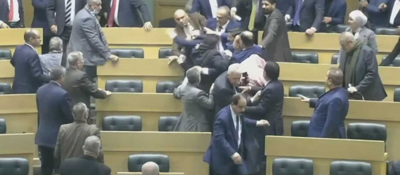 Σκηνές… ροκ στην Ιορδανία: Πιάστηκαν στα χέρια οι βουλευτές για την ισότητα με τις γυναίκες (βίντεο)