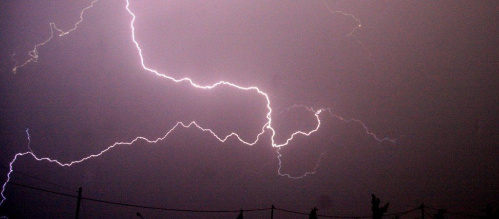 Κάμερα κατέγραψε τη στιγμή που κεραυνός χτυπά άνδρα που κρατά ομπρέλα (βίντεο)