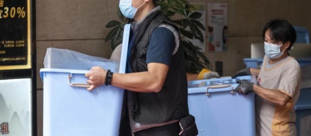 Χονγκ Κονγκ: H αστυνομία εισέβαλε σε διαδικτυακή εφημερίδα και συνέλαβε δημοσιογράφους