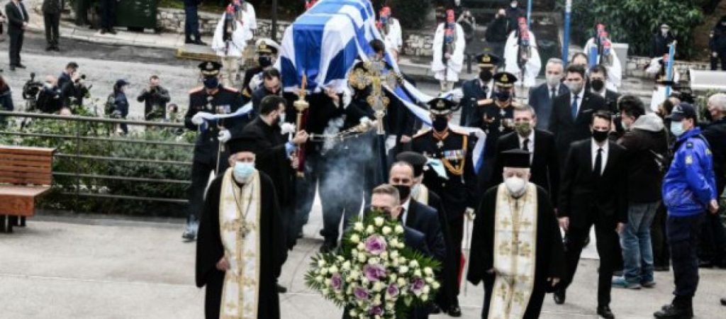 Το τελευταίο αντίο στον Κάρολο Παπούλια – Με τιμές  αρχηγού κράτους αυτή την ώρα η κηδεία του
