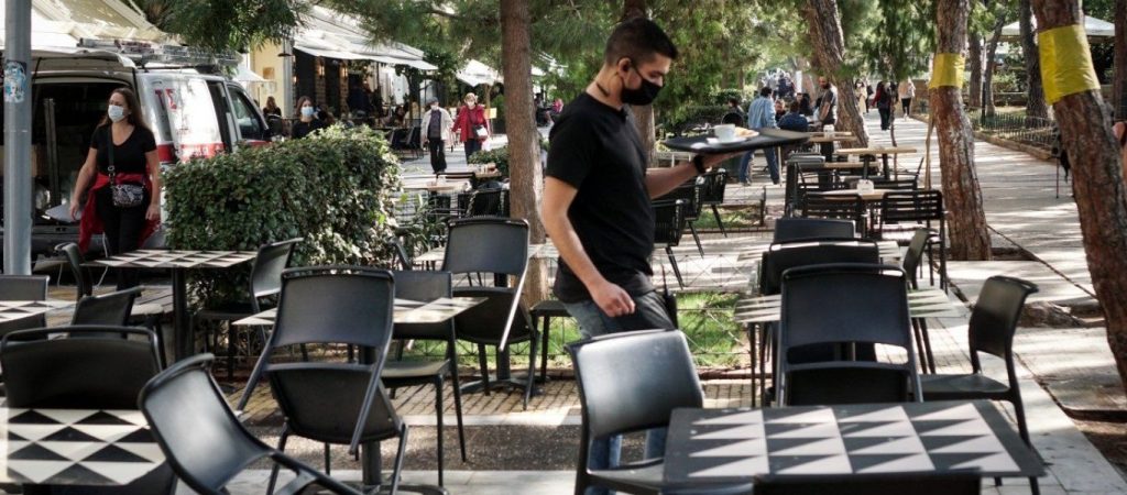 Η κυβέρνηση «πετά» 534 ευρώ στους εργαζομένους της εστίασης μετά τις αντιδράσεις – Αυτά είναι τα 6 μέτρα στήριξης