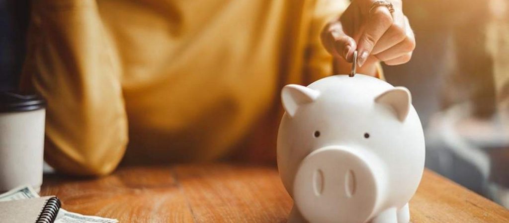 Ώρα να αγοράσεις… κουμπαρά: Να πόσα λεφτά πρέπει να έχεις στην άκρη στα 30, στα 40 & στα 50 σου