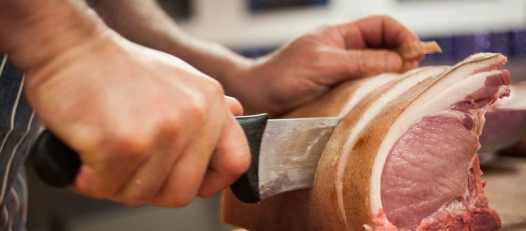 Πάτρα: Κρεοπώλης με κορωνοϊό εξυπηρετούσε κανονικά τους πελάτες – Τι είπε στις αρχές