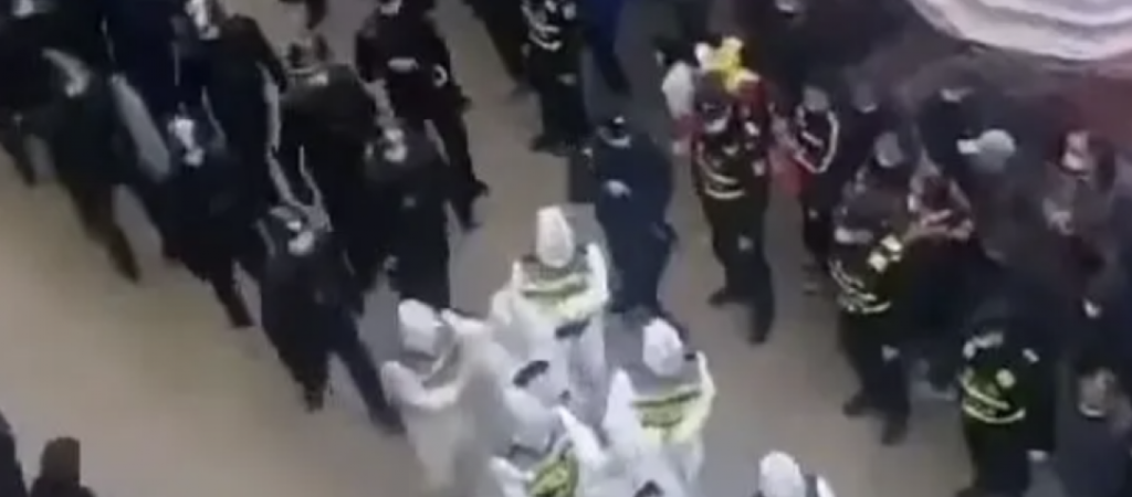 Επιστρέψαμε σε άλλες εποχές: Δημόσια διαπόμπευση για όσους «έσπασαν» τα μέτρα για τον κορωνοϊό στην Κίνα