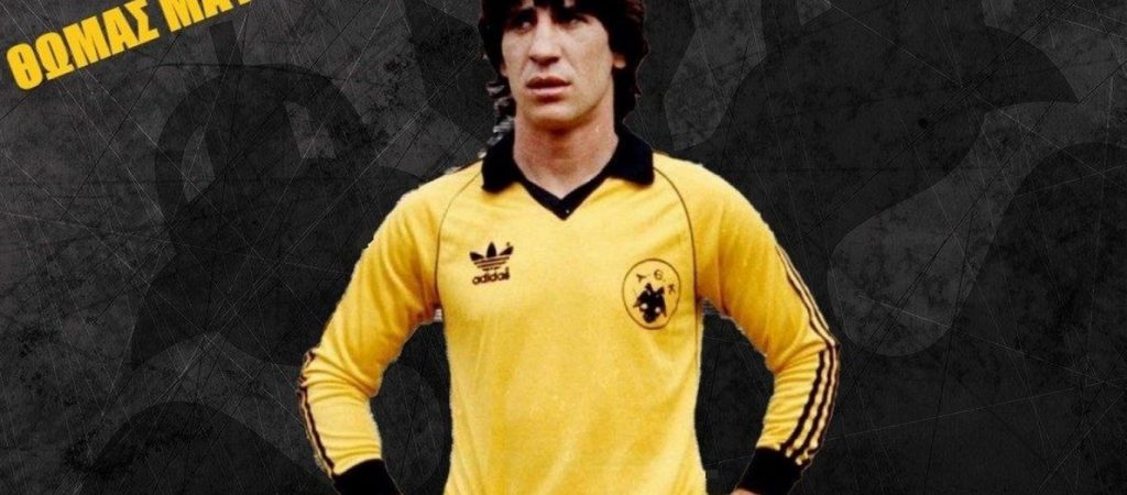 Ο  Θωμάς Μαύρος χάρισε στην ΑΕΚ το ασημένιο παπούτσι και την φανέλα της μεικτής κόσμου