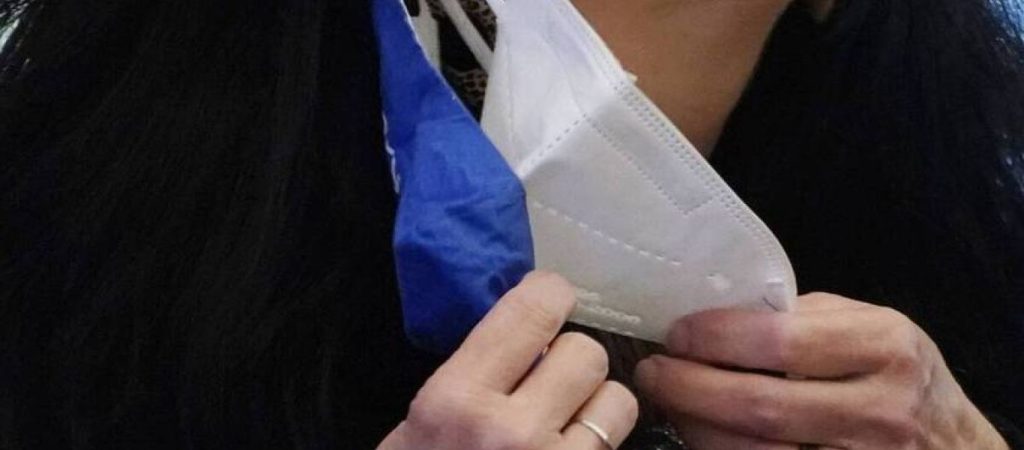 Διευκρινήσεις για τη χρήση διπλής μάσκας – Τι αναφέρει η νέα ΚΥΑ