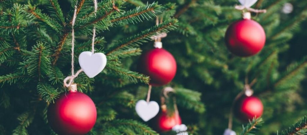 Περίεργα έθιμα της Πρωτοχρονιάς από όλο τον κόσμο – Τα κλαδάκια γκι και το πέταγμα της κατσαρόλας από το παράθυρο