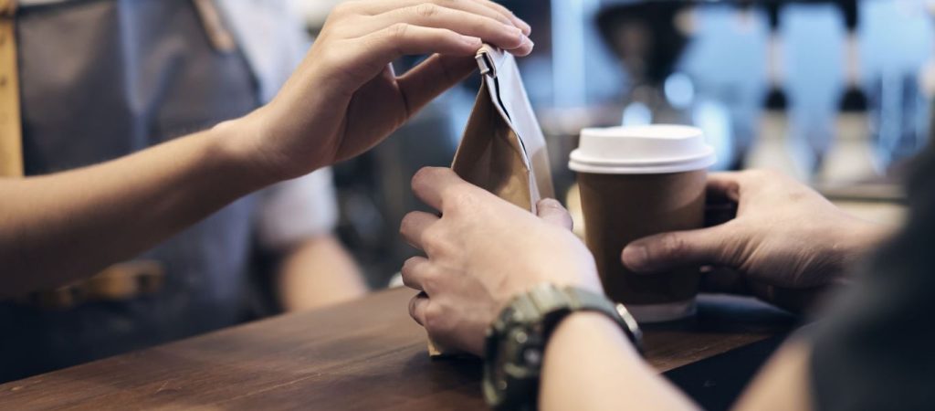«Πικρός» καφές: Ακριβότερος κατά δέκα λεπτά σε πλαστικό ποτήρι από την Πρωτοχρονιά
