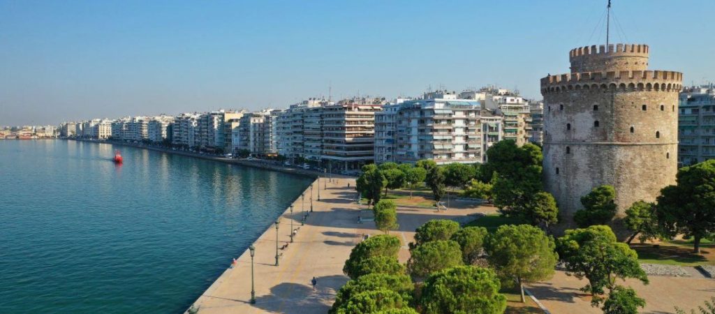 Θεσσαλονίκη: Αποχαιρετούν το 2021 με μουσική και ψησταριές στο δρόμο (βίντεο)