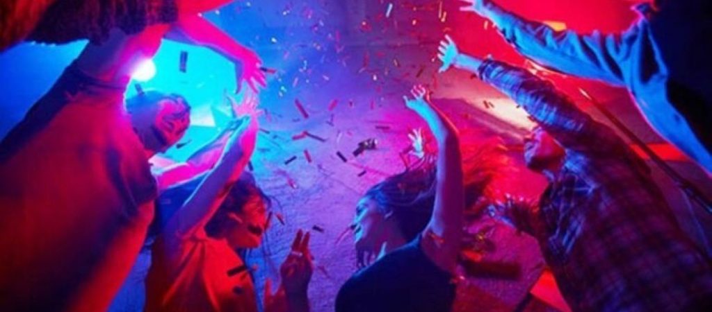 Οι πολίτες ψάχνουν απεγνωσμένα λύσεις «διαφυγής»: «Έστησαν» μπουζούκια στις… τουαλέτες μαγαζιού στη Θεσσαλονίκη!