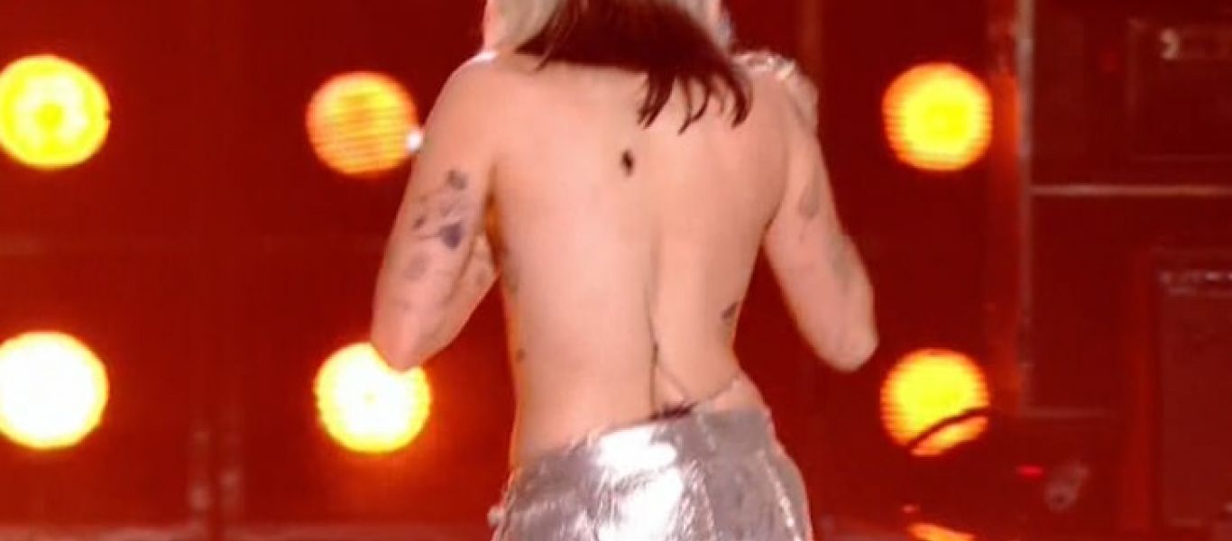 «Κάγκελο» οι φαν της Μάιλι Σάιρους – Έσπασαν οι τιράντες και έμεινε… τόπλες στη σκηνή