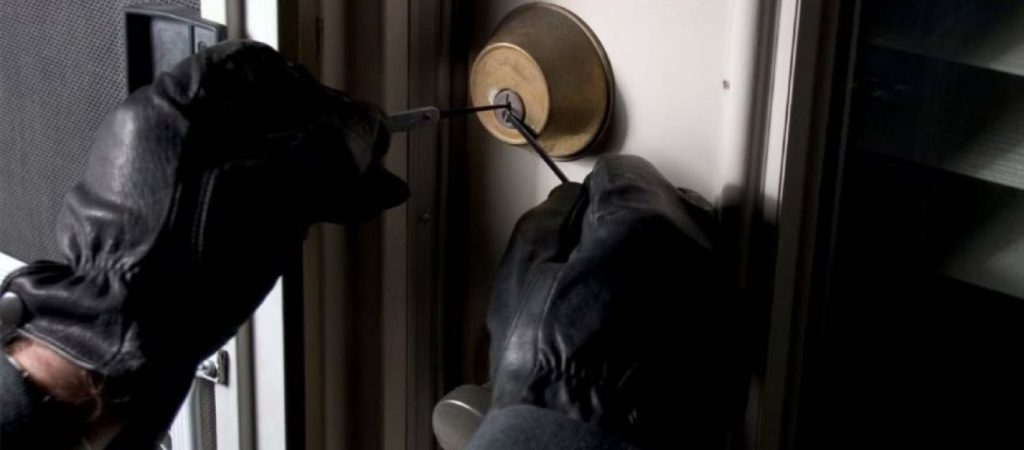 Διαρρήκτης στην Ρόδο επιτέθηκε με τσεκούρι σε ιδιοκτήτη μόλις έγινε αντιληπτός