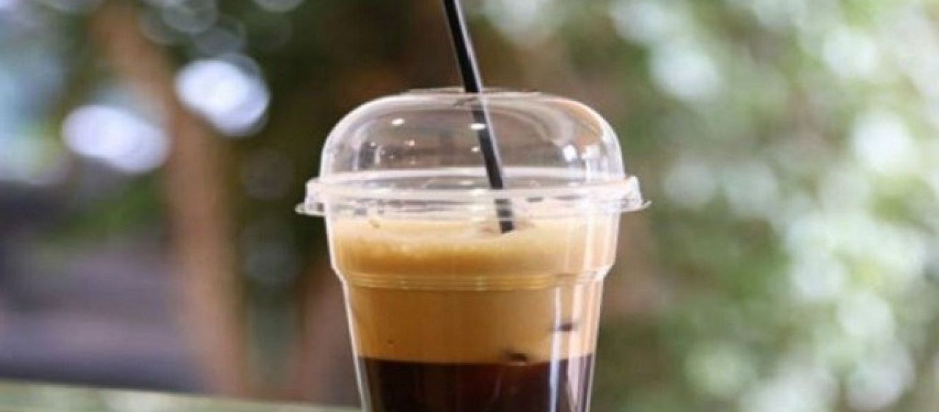 «Ποδαρικό» για το «πράσινο τέλος»: Από σήμερα δέκα λεπτά ακριβότερος ο καφές σε πλαστικό ποτήρι