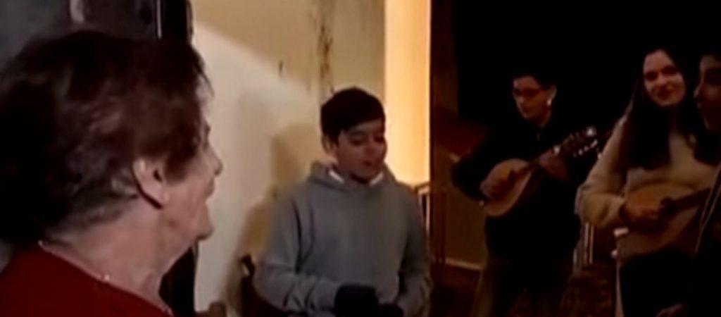 Πρωτοχρονιά στην Κρήτη: Κάλαντα με λουκάνικα στην εξώπορτα – Το διαφορετικό έθιμο στο Οροπέδιο Λασιθίου (βίντεο)