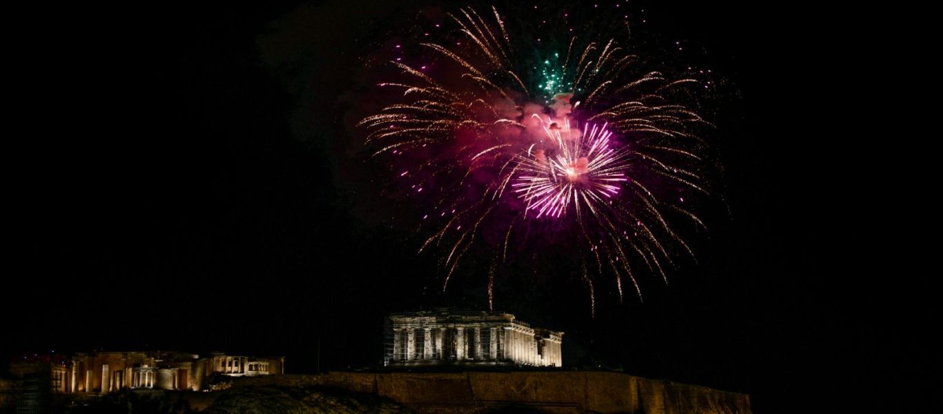«Βουβά» υποδέχθηκε ο πλανήτης το 2022: Οι Έλληνες είδαν πυροτεχνήματα από τα μπαλκόνια τους & τον Σ.Ρουβά στην τηλεόραση
