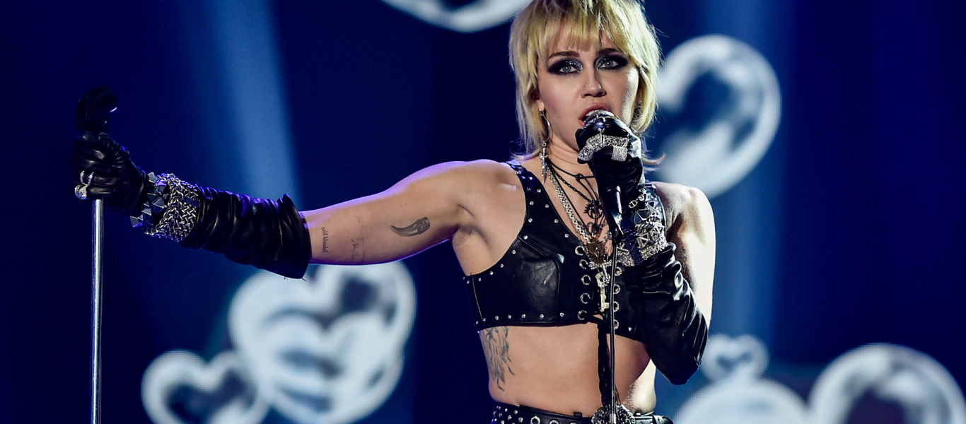 Με ένα…  σέξι ατύχημα υποδέχθηκε το νέο έτος η Miley Cyrus πάνω στη σκηνή – Έμεινε γυμνή από τη μέση και πάνω (βίντεο)