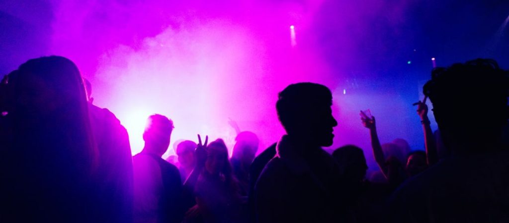 Ελλάδα 2022: ΜΑΤ σε μαγαζί στο Μπουρνάζι γιατί έκανε πάρτι