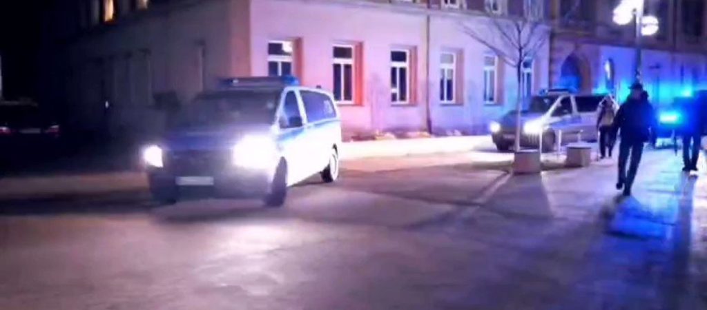 Οι Ναζί ξανάρθαν: Γερμανοί αστυνομικοί κυνηγούν πολίτες που αντιδρούν στον υποχρεωτικό εμβολιασμό (βίντεο)