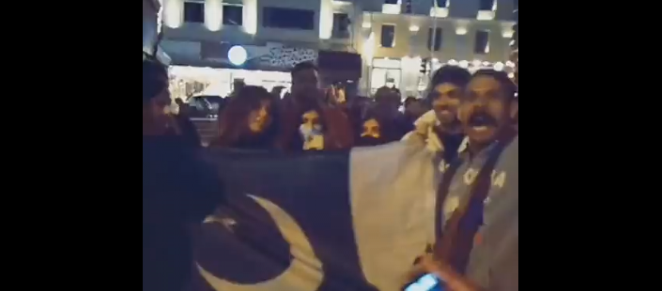 Διαφορετικό ρεβεγιόν – Περιχαρείς Ελληνίδες κρατάνε τη σημαία του Πακιστάν στο κέντρο της Αθήνας (βίντεο)