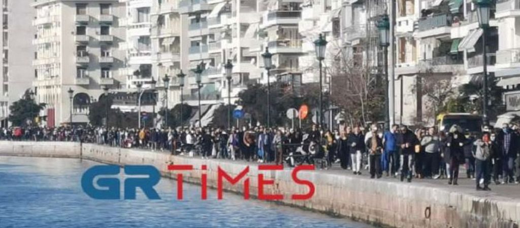 Θεσσαλονίκη: Χιλιάδες πολίτες «ξεχύθηκαν» για περίπατο στην παραλία (βίντεο)