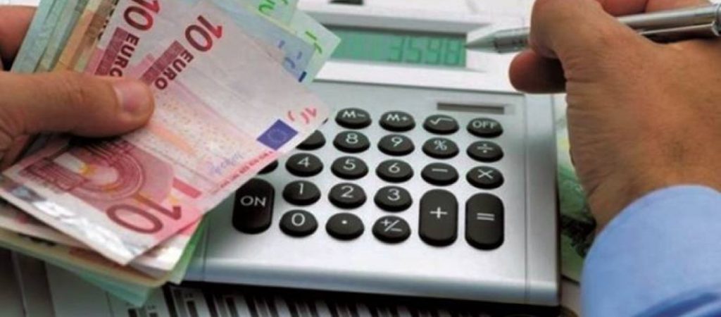 «Ποδαρικό» με φοροελαφρύνσεις το 2022 – Ποιοι φορολογούμενοι θα πληρώσουν λιγότερα