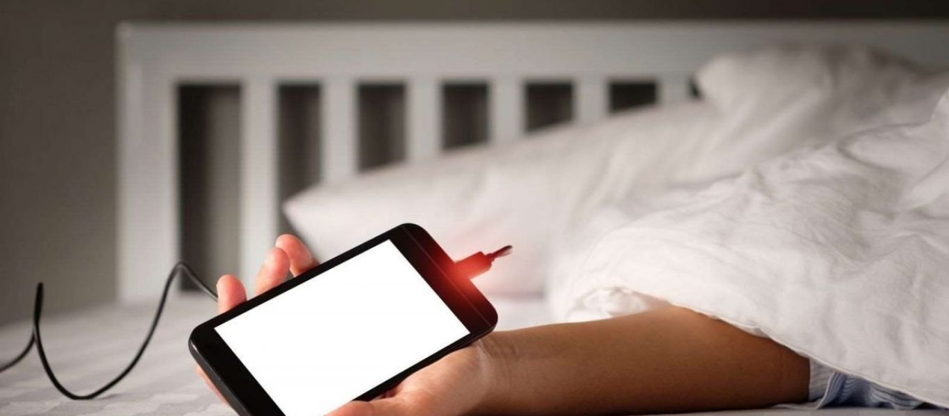 Αυτός είναι ο λόγος που δεν πρέπει να φορτίζουμε το κινητό στο κρεβάτι! (φωτο)