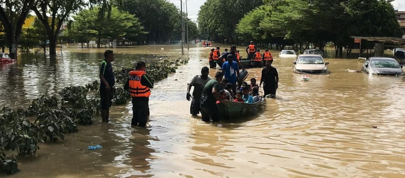 Πλήττεται ξανά από πλημμύρες η Μαλαισία – Χιλιάδες εγκαταλείπουν τα σπίτια τους