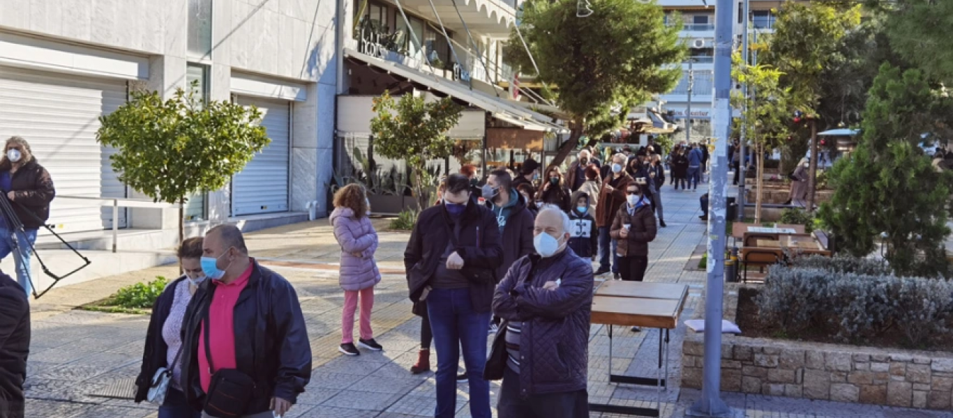 Η Όμικρον οδηγεί τους πολίτες στις ουρές των rapid-test και PCR